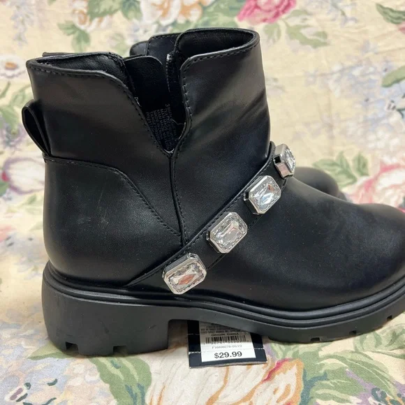 Boots - Picture 4 of 9